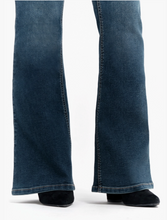 Load image into Gallery viewer, PETITE Shapewear Fit &amp; Lift Flare Jeans